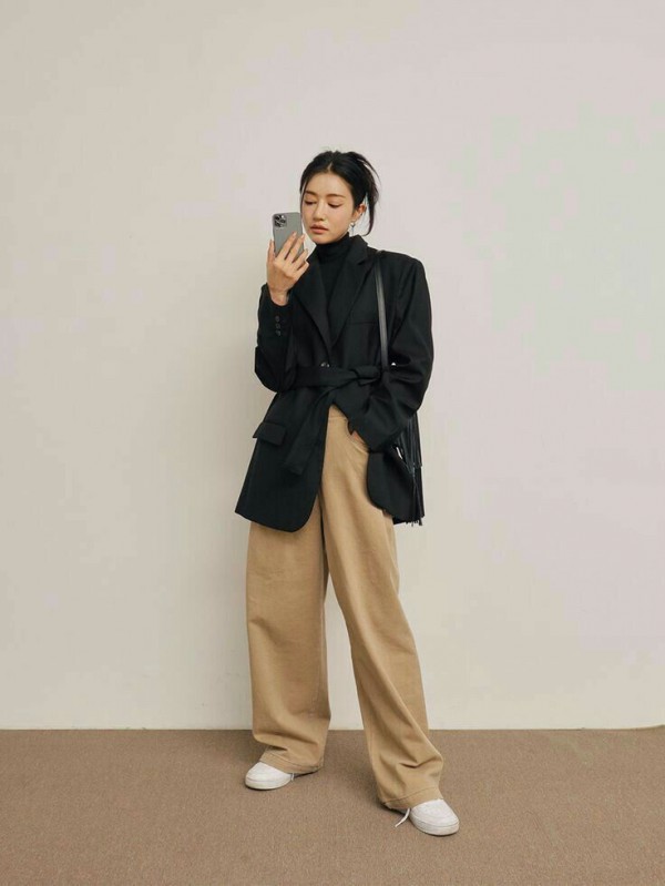 Quần ống rộng vào công sở, phối sao cho thanh lịch?