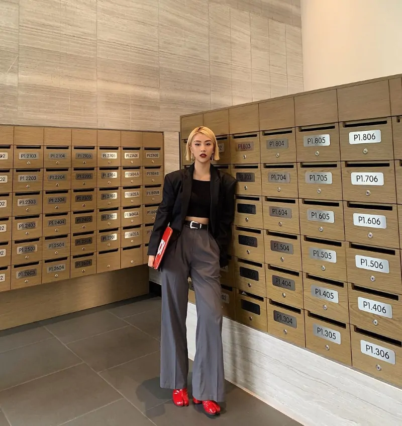 Quần ống rộng vào công sở, phối sao cho thanh lịch?