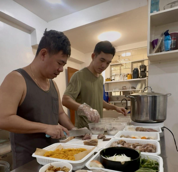 Sống gần 10 năm ở Philippines, hai chàng trai TP.HCM mở bếp bán món Việt