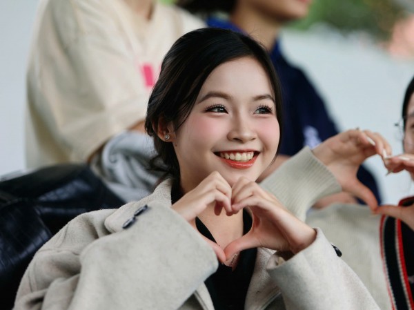 TNSV THACO cup 2026: Những 'bóng hồng' rạng rỡ trên khán đài SVĐ Trường ĐH Nha Trang