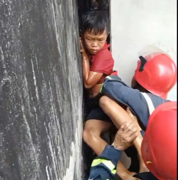 TP.HCM: Cảnh sát PCCC giải cứu an toàn bé trai kẹt giữa 2 bức tường hẹp TP.HCM: Cảnh sát PCCC giải cứu an toàn bé trai kẹt giữa 2 bức tường hẹp