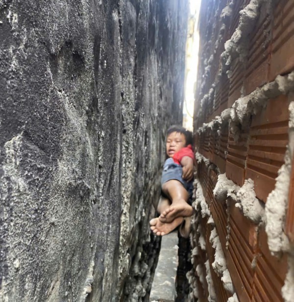 TP.HCM: Cảnh sát PCCC giải cứu an toàn bé trai kẹt giữa 2 bức tường hẹp TP.HCM: Cảnh sát PCCC giải cứu an toàn bé trai kẹt giữa 2 bức tường hẹp