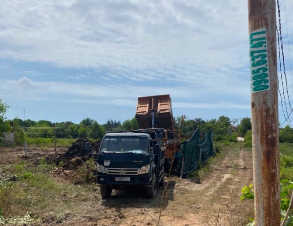 TP.HCM: Truy tìm nhiều xe ben chở bùn, chất thải xây dựng san lấp trái phép