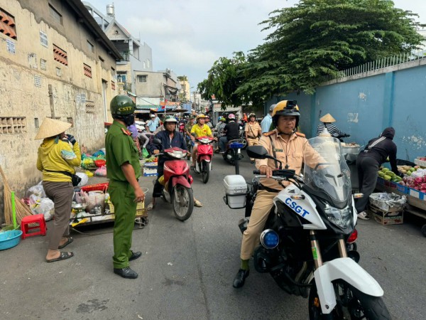 TP.HCM: Xử lý 'chợ' tự phát bủa vây trường tiểu học