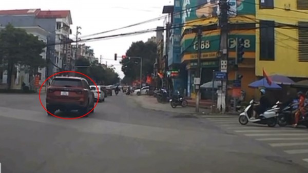 Tài xế ô tô 'lỡ chân ga' vượt đèn đỏ, bị xử phạt gần 20 triệu đồng Tài xế ô tô 'lỡ chân ga' vượt đèn đỏ, bị xử phạt gần 20 triệu đồng