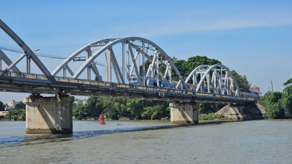 Tăng cường kiểm tra tàu thuyền qua lại khu vực cầu Ghềnh