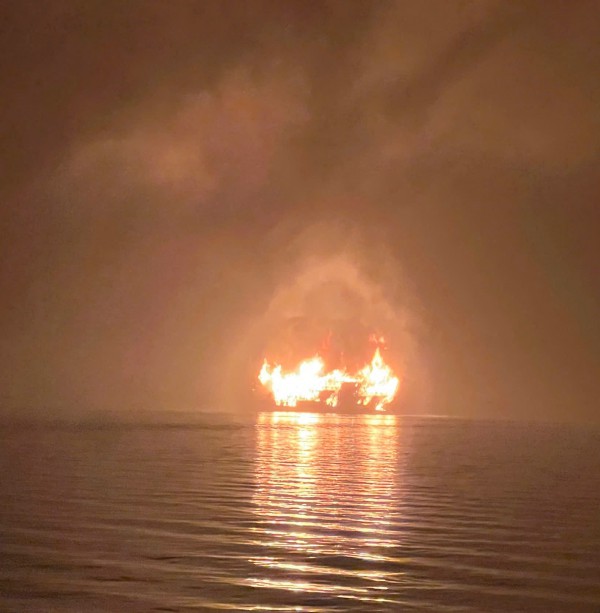 Tàu du lịch cháy ngùn ngụt trên vịnh Hạ Long Tàu du lịch cháy ngùn ngụt trên vịnh Hạ Long