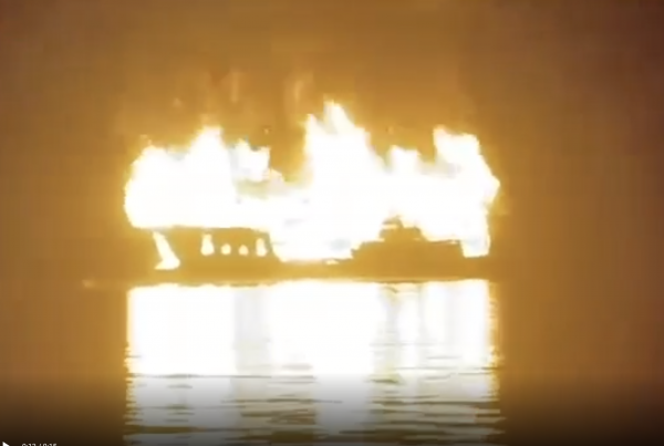 Tàu du lịch cháy ngùn ngụt trên vịnh Hạ Long Tàu du lịch cháy ngùn ngụt trên vịnh Hạ Long