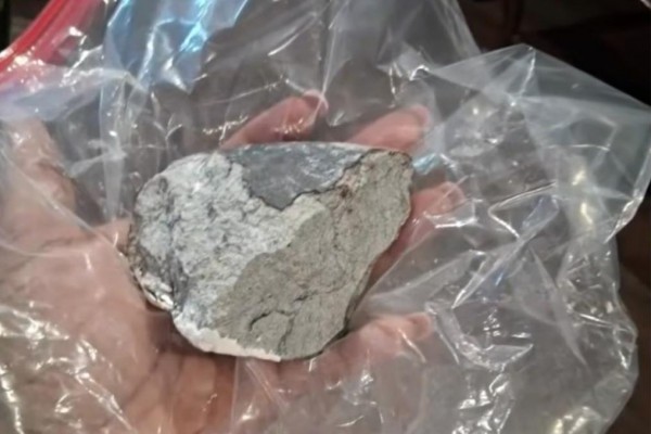 Thiên thạch lao xuống bang Texas, mảnh vỡ xuyên thủng mái nhà người dân Thiên thạch lao xuống bang Texas, mảnh vỡ xuyên thủng mái nhà người dân