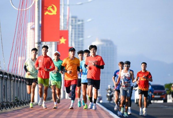 Tiền Phong Marathon 2026 lập kỷ lục hơn 12.000 VĐV tranh tài tại Khánh Hòa