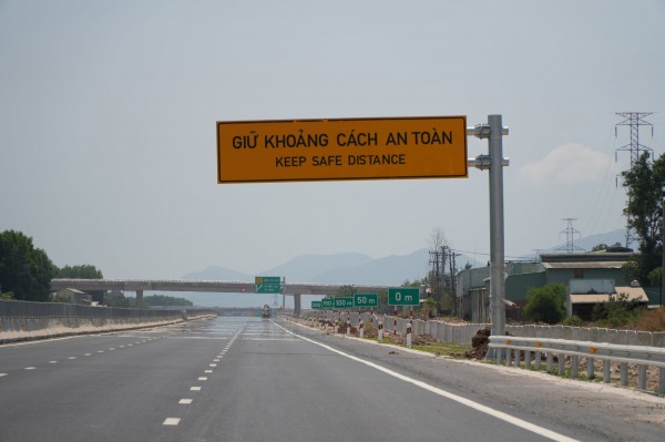 Trường hợp nào bắt buộc đặt biển cảnh báo sau ô tô 150 mét trên cao tốc?