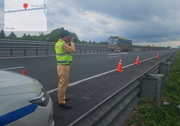 Trường hợp nào bắt buộc đặt biển cảnh báo sau ô tô 150 mét trên cao tốc?