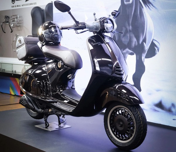 Vespa 946 Horse vừa về Việt Nam đã 'khan hàng', giá hơn nửa tỉ đồng