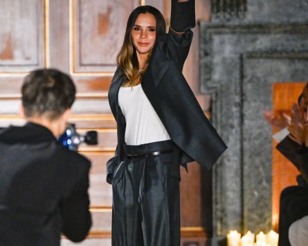Victoria Beckham hồi sinh thương hiệu với bộ sưu tập ấn tượng tại Paris Fashion Week 2026