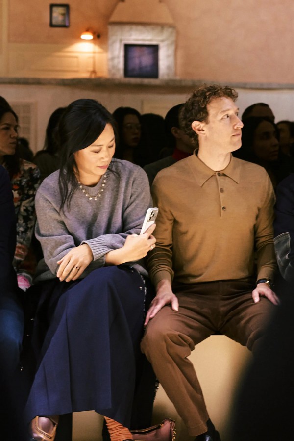 Vợ chồng tỷ phú Mark Zuckerberg sành điệu tại Tuần lễ thời trang Milan 2026 Vợ chồng tỷ phú Mark Zuckerberg sành điệu tại Tuần lễ thời trang Milan 2026