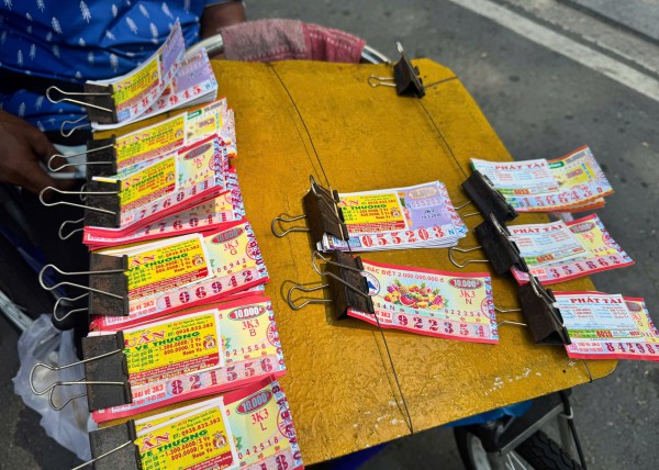 Vòng xoáy vé số 'mua đứt bán đoạn': Cứ chờ thiện chí của công ty xổ số? Vòng xoáy vé số 'mua đứt bán đoạn': Cứ chờ thiện chí của công ty xổ số?