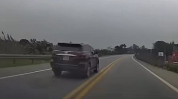 Xe biển xanh vượt ẩu trên cao tốc bị CSGT xử phạt