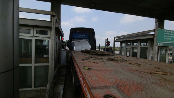 TP.HCM: Xe đầu kéo thắng gấp, cuộn thép văng vào trạm thu phí cầu Phú Mỹ