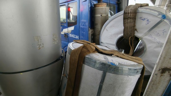 TP.HCM: Xe đầu kéo thắng gấp, cuộn thép văng vào trạm thu phí cầu Phú Mỹ