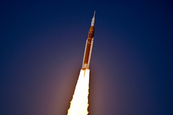 Phi hành gia NASA khởi hành lên mặt trăng Phi hành gia NASA khởi hành lên mặt trăng