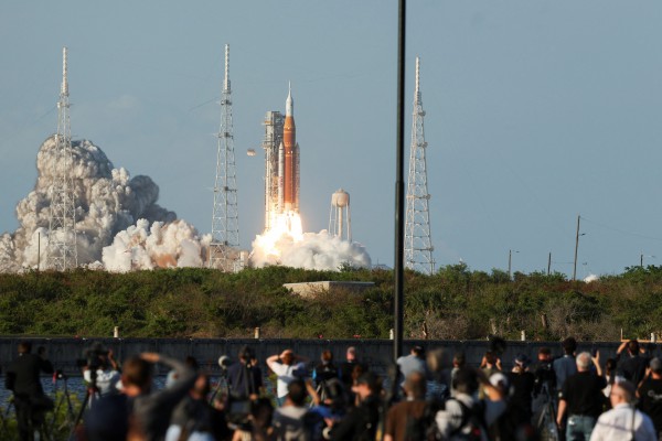 Phi hành gia NASA khởi hành lên mặt trăng Phi hành gia NASA khởi hành lên mặt trăng