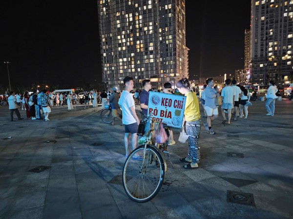 Hàng rong tái diễn, loa kẹo kéo 'tấn công' công viên Bãi Sau Vũng Tàu