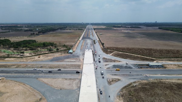Giá dầu tăng cao làm ảnh hưởng các dự án kết nối sân bay Long Thành