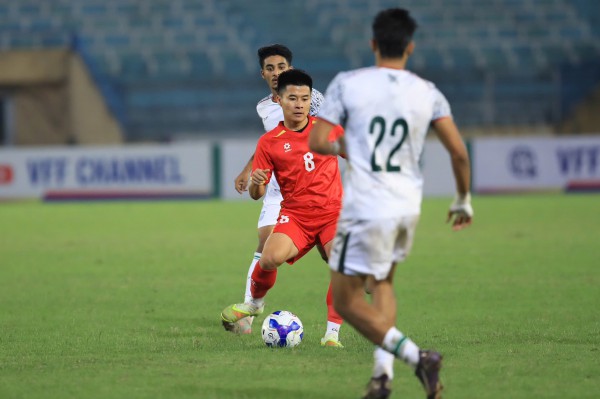 Ông Kim Sang-sik đau đầu tìm tiền vệ đánh chặn cho đội tuyển Việt Nam