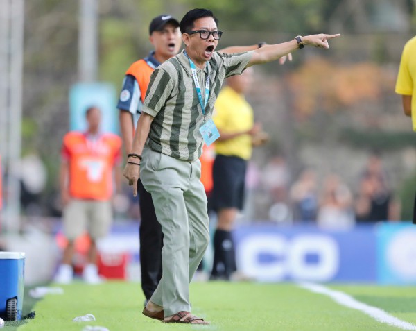 'Trường ĐH Nha Trang, đứng lên...' 'Trường ĐH Nha Trang, đứng lên...'