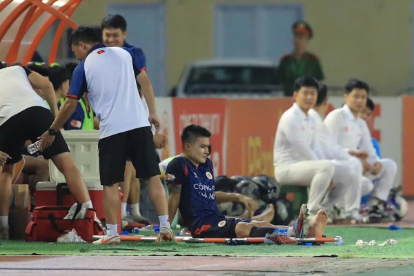 HLV Polking vẫn cẩn trọng tuyệt đối, Quang Hải bị lật cổ chân nhưng thật may là… HLV Polking vẫn cẩn trọng tuyệt đối, Quang Hải bị lật cổ chân nhưng thật may là…