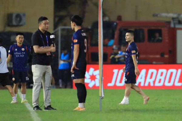 HLV Polking vẫn cẩn trọng tuyệt đối, Quang Hải bị lật cổ chân nhưng thật may là… HLV Polking vẫn cẩn trọng tuyệt đối, Quang Hải bị lật cổ chân nhưng thật may là…