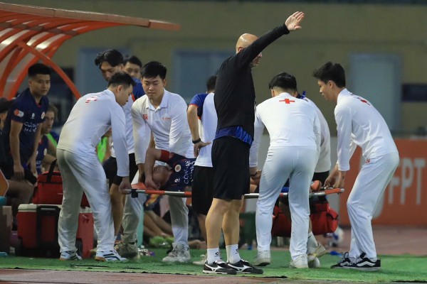 HLV Polking vẫn cẩn trọng tuyệt đối, Quang Hải bị lật cổ chân nhưng thật may là… HLV Polking vẫn cẩn trọng tuyệt đối, Quang Hải bị lật cổ chân nhưng thật may là…