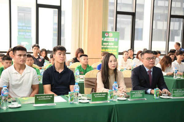 Duy Mạnh, Tuấn Hải truyền lửa cho cầu thủ nhí ở giải U.11 toàn quốc Cúp Nestlé MILO 2026