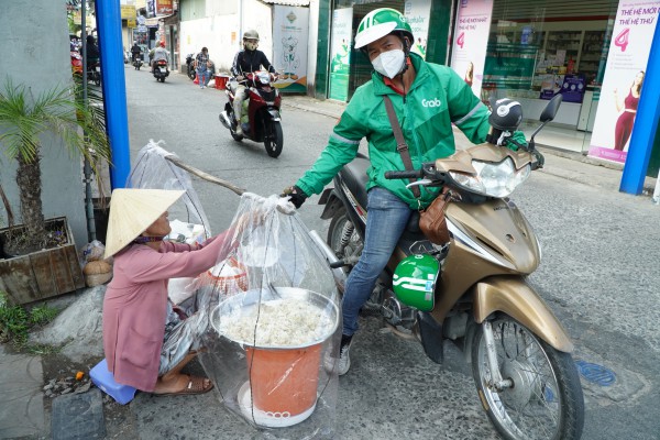 Gánh bánh tráng kẹo mạch nha 40 năm: Bà ngoại bán 10 cái mỗi ngày vẫn không nỡ nghỉ