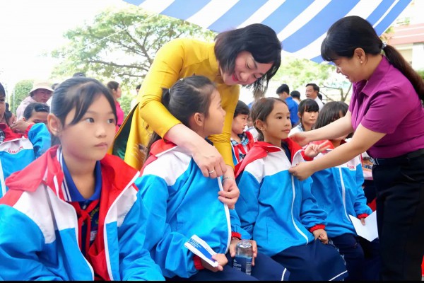 Hoàng Đức thông qua 'Áo ấm đến trường' tiếp sức học sinh nghèo hiếu học Hoàng Đức thông qua 'Áo ấm đến trường' tiếp sức học sinh nghèo hiếu học