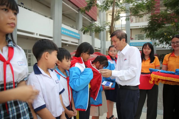 Hoàng Đức thông qua 'Áo ấm đến trường' tiếp sức học sinh nghèo hiếu học Hoàng Đức thông qua 'Áo ấm đến trường' tiếp sức học sinh nghèo hiếu học