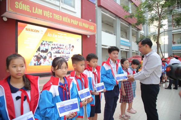 Hoàng Đức thông qua 'Áo ấm đến trường' tiếp sức học sinh nghèo hiếu học Hoàng Đức thông qua 'Áo ấm đến trường' tiếp sức học sinh nghèo hiếu học