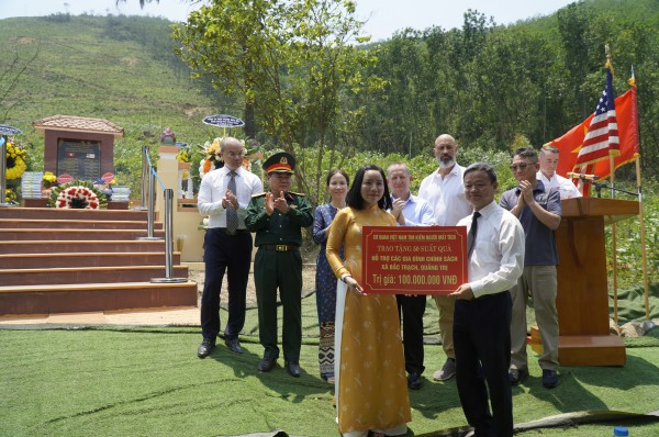 Tưởng niệm 25 năm vụ tai nạn trực thăng làm 16 người hy sinh tại Quảng Trị Tưởng niệm 25 năm vụ tai nạn trực thăng làm 16 người hy sinh tại Quảng Trị