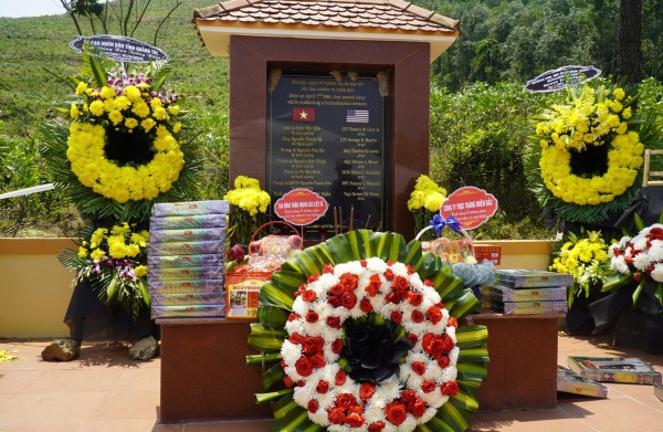 Tưởng niệm 25 năm vụ tai nạn trực thăng làm 16 người hy sinh tại Quảng Trị Tưởng niệm 25 năm vụ tai nạn trực thăng làm 16 người hy sinh tại Quảng Trị