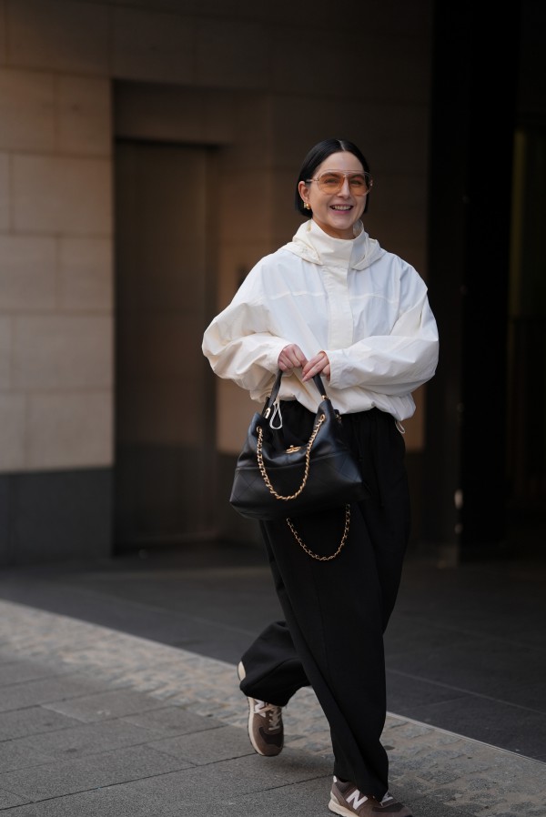 Tưởng đã lỗi thời, chiếc áo gió thập niên 80 lại gây sốt Tưởng đã lỗi thời, chiếc áo gió thập niên 80 lại gây sốt