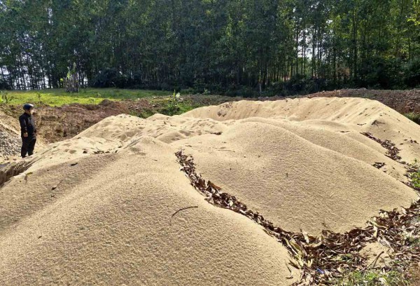 Cát sông Thu Bồn bị 'rút ruột' giữa đêm