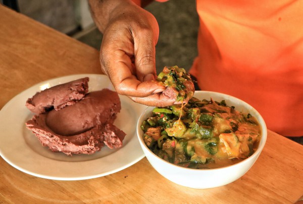 Quán ăn bán món Nigeria ở TP.HCM, khách châu Phi 'theo' suốt gần 20 năm