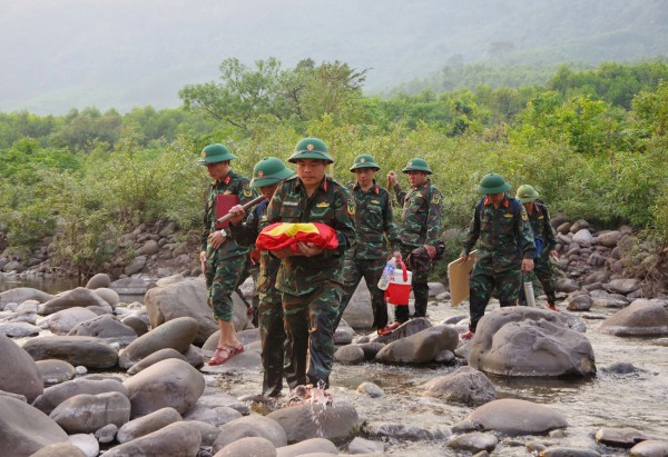 Bộ đội băng rừng vượt suối Dân Hóa, tìm thêm 1 hài cốt liệt sĩ