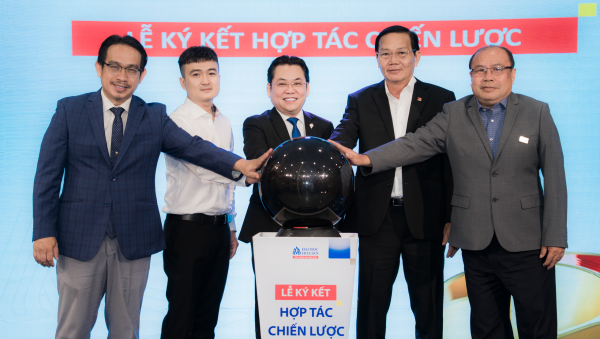 Trường ĐH Hoa Sen trao học bổng toàn phần cho Bích Thùy, mở rộng đào tạo kinh tế thể thao