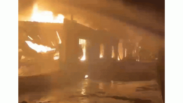 Cháy lớn công ty sơn ở TP.HCM, lửa bùng dữ dội kèm nhiều tiếng nổ