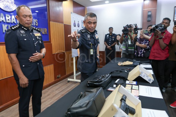 Malaysia bắt cảnh sát chuyên cướp người nước ngoài giàu có