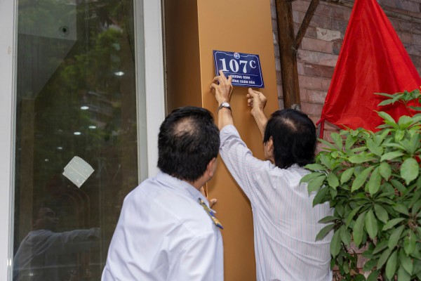 Phường trung tâm TP.HCM xử lý lấn chiếm vỉa hè, gắn bảng số nhà mới