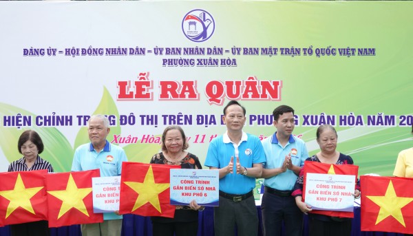 Phường trung tâm TP.HCM xử lý lấn chiếm vỉa hè, gắn bảng số nhà mới