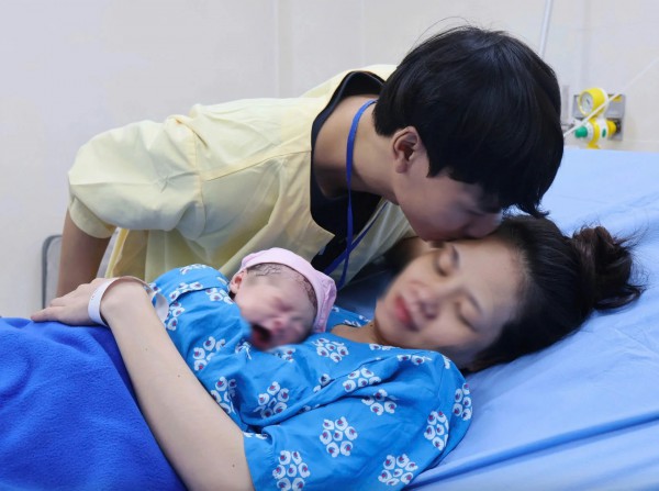 Dự báo dân số Việt Nam giảm mạnh: Đừng đổ lỗi cho phụ nữ ‘lười sinh con’