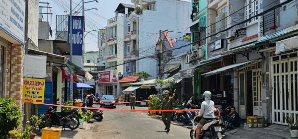 Cháy nhà trọ tại TP.HCM, 2 người chết: Khoảnh khắc sinh tử thả bé gái từ lầu cao xuống Cháy nhà trọ tại TP.HCM, 2 người chết: Khoảnh khắc sinh tử thả bé gái từ lầu cao xuống